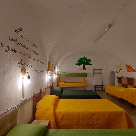 Lupus In Fabula Hostel Miglionico Luaran gambar